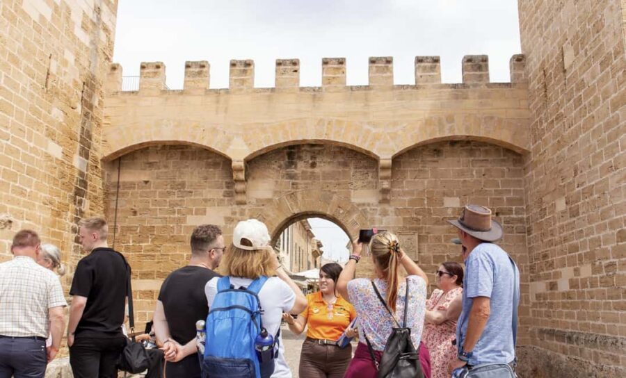 Alcudia Old Town Private Tour - Finding the starting point: Oficina de Turisme d’Alcúdia