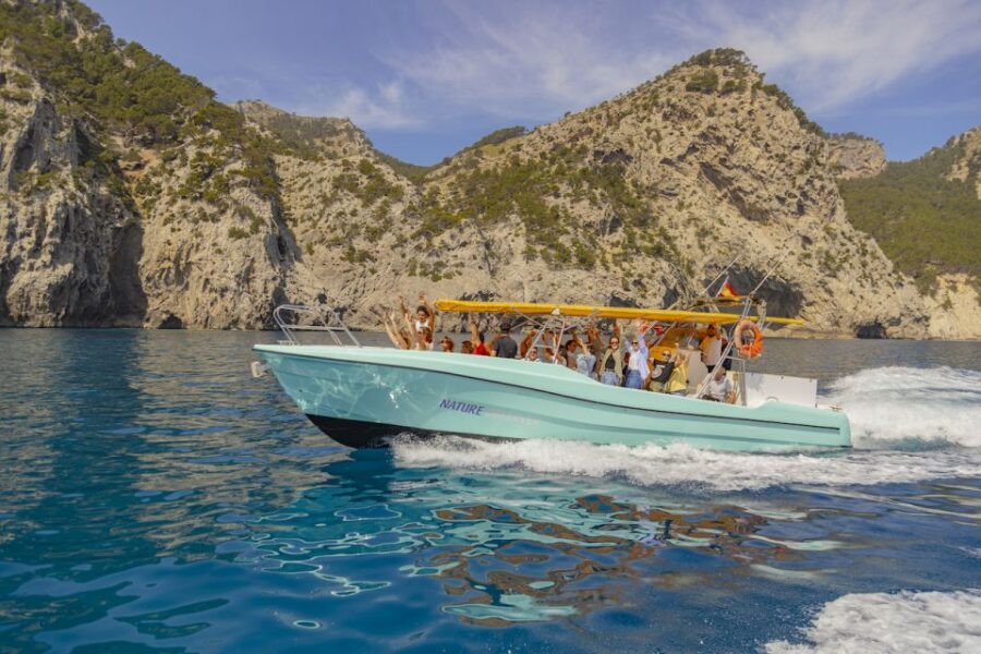 Alcudia: Pirate Cave, Parc Natural & Snorkel - On-board reality: limited space, clear safety, and smart use of your time