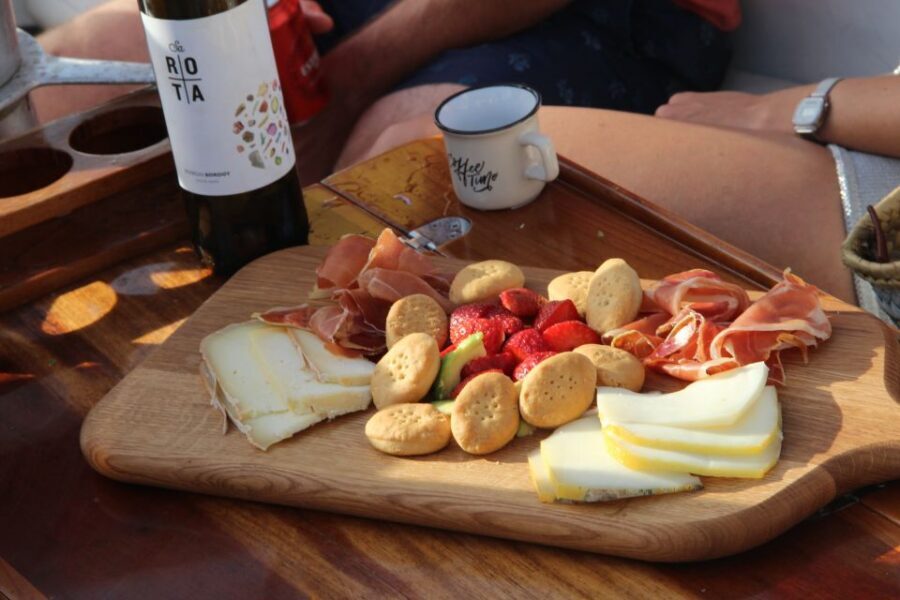 Alcudia: Private Sunset Boat Trip with Glass of Wine & Snack - A second look at Alcúdia Bay after sunset fades