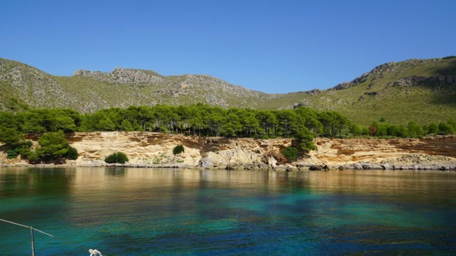 Alcudia: Sailing Yacht Excursion with Wine & Tapas - Second hour back toward Badia de Pollença: calm cruising and a final view loop