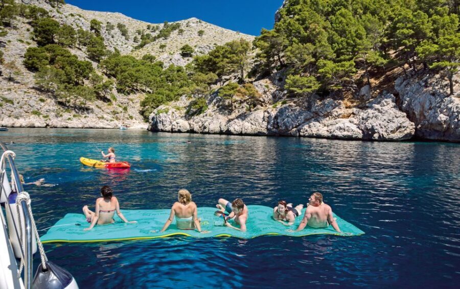 Alcudia: Sunset Catamaran Tour with Dinner and Snorkeling - Snorkeling Stops: How to Get the Most From the Water