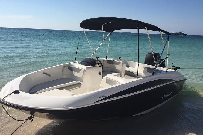 Boat rental without license - B540 'Gaia' (5p) - Can Pastilla - No licence and max 15 hp: why the boat can feel slow (and how to enjoy it anyway)