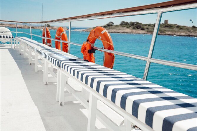 Boat tour of the Bay of Palma with snorkeling and drink - The drink, the music, and the little details that shape the vibe