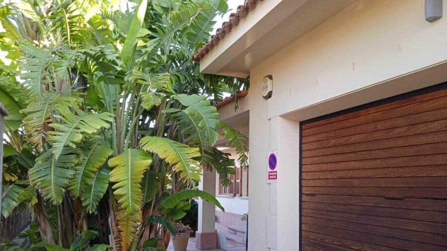 Cala Millor: Escape Room "The millionaire's villa", fun game - Meeting point near the Cala Millor supermarket and your smartphone