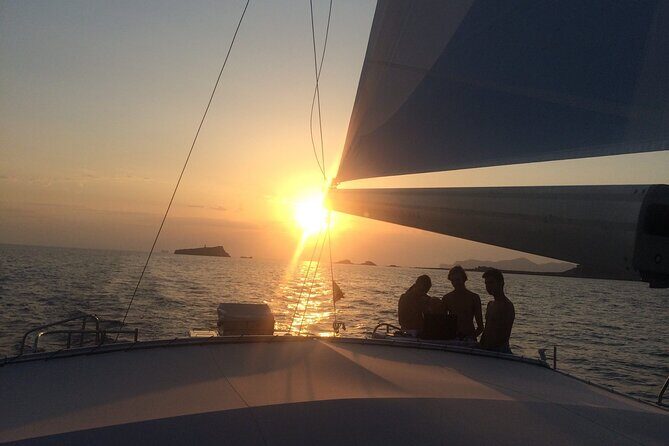 Catamaran sailing at sunset with tapas Palma de Mallorca - Watching the sunset: why the timing works on a catamaran