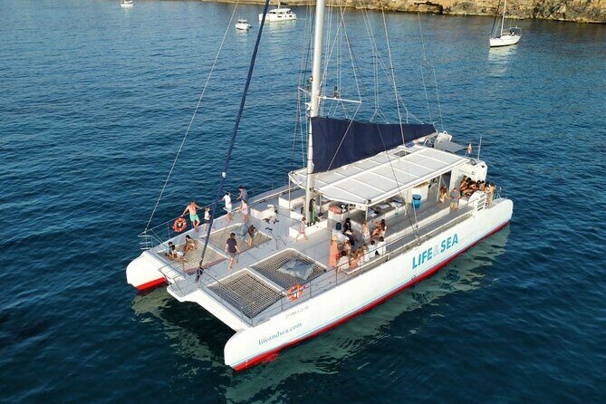 Catamaran with BBQ in the Bay of Palma - The Crowd Factor: Shade, Space, and the Real Atmosphere