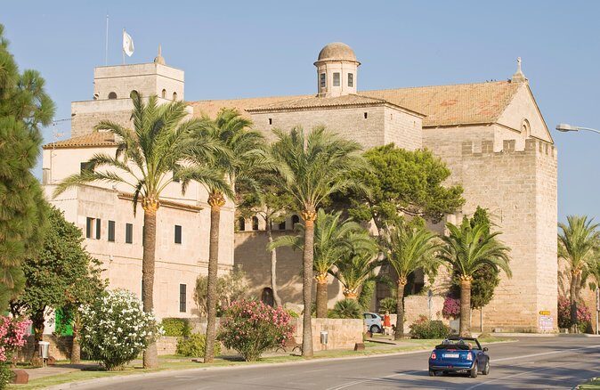 Discover Alcudia old town on a private walking tour - Stop 1: Getting Your Bearings in Alcúdia Old Town