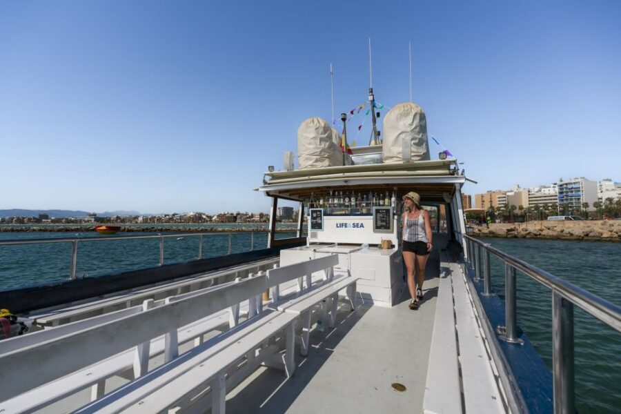 El Arenal, Mallorca: Bay of Palma Boat Tour with Snorkeling - Onboard music and the bar: fun atmosphere with a few etiquette points