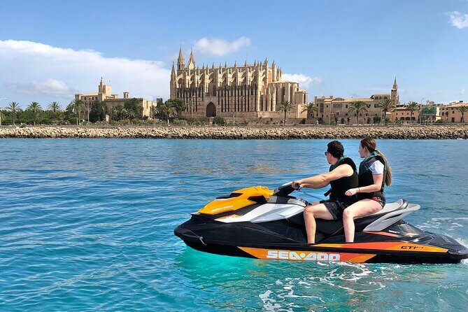 Jetski Tour to the Emblematic Palma Cathedral - Staying comfortable: changing rooms, showers, lockers, and water