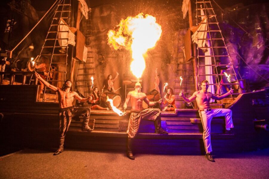 Magaluf: Pirates Adventure Dinner Show Ticket - The story: Henry Morgan, Blackbeard, and pirate legends onstage