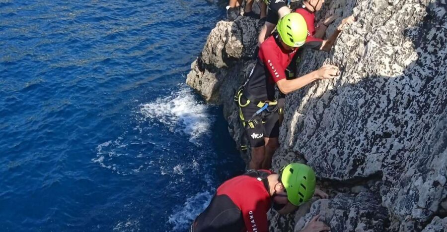 Mallorca: coasteering South - Abseiling about 10 meters: where technique beats adrenaline