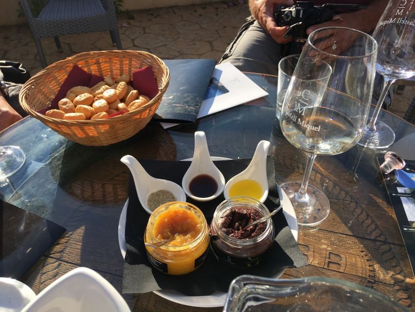 Mallorca: Dinner Experience with the Famous "Paella Man" - Appetizers First: The Simple Starters That Set the Tone