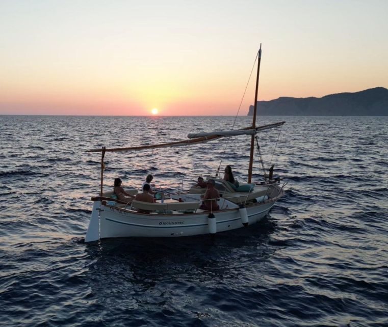 Mallorca: Eco charter experience - Food, music, and the private-group vibe with Captain Guilliam