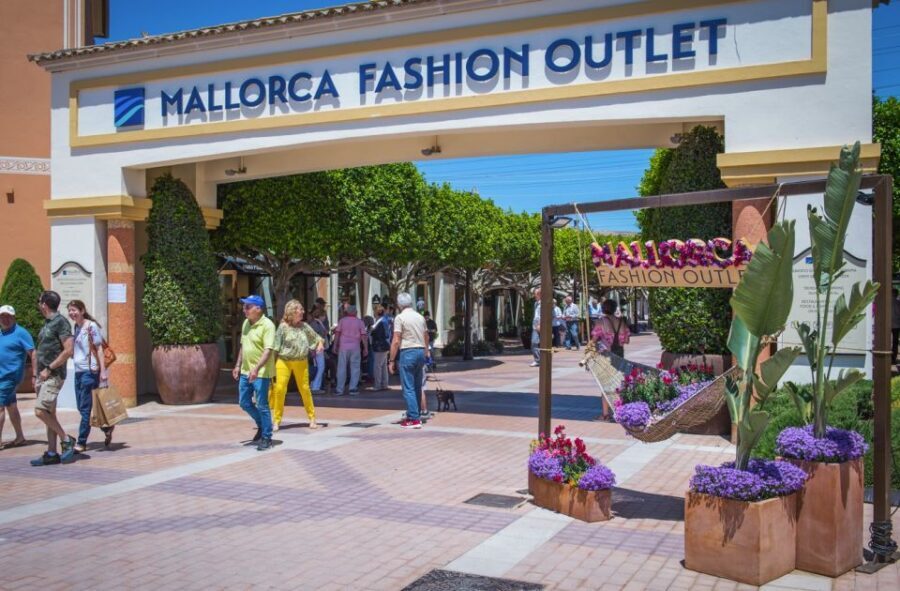 Mallorca: Fashion Outlet Shopping Excursion by Bus - Meal planning inside the outlet (food not included)