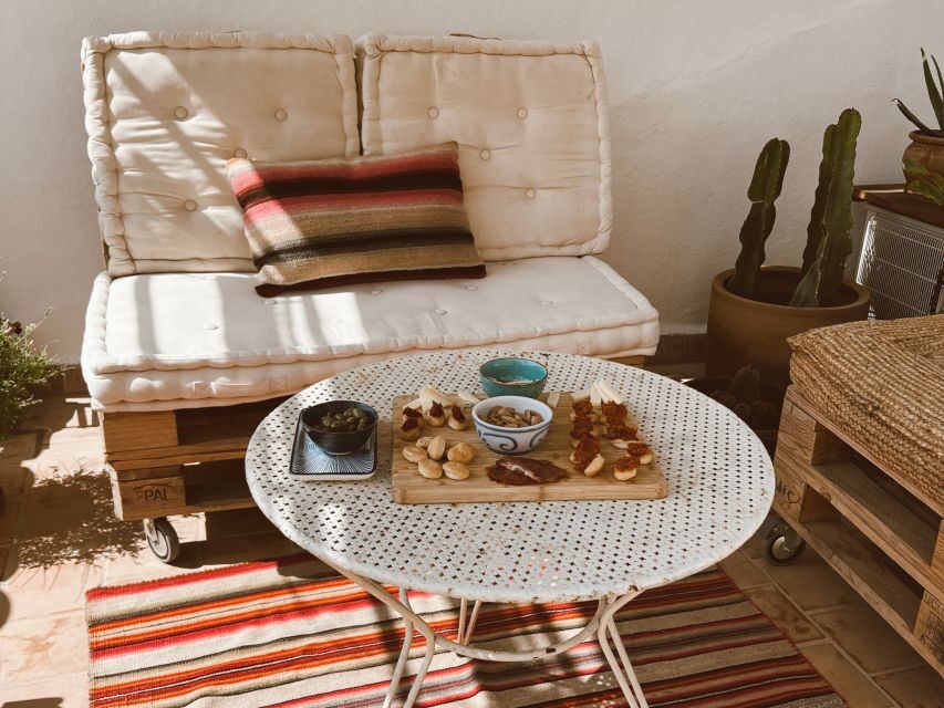 Mallorca: Gastronomic Wine Tasting & Local Delicacies - Pairing local delicacies: what you eat matters as much as what you drink