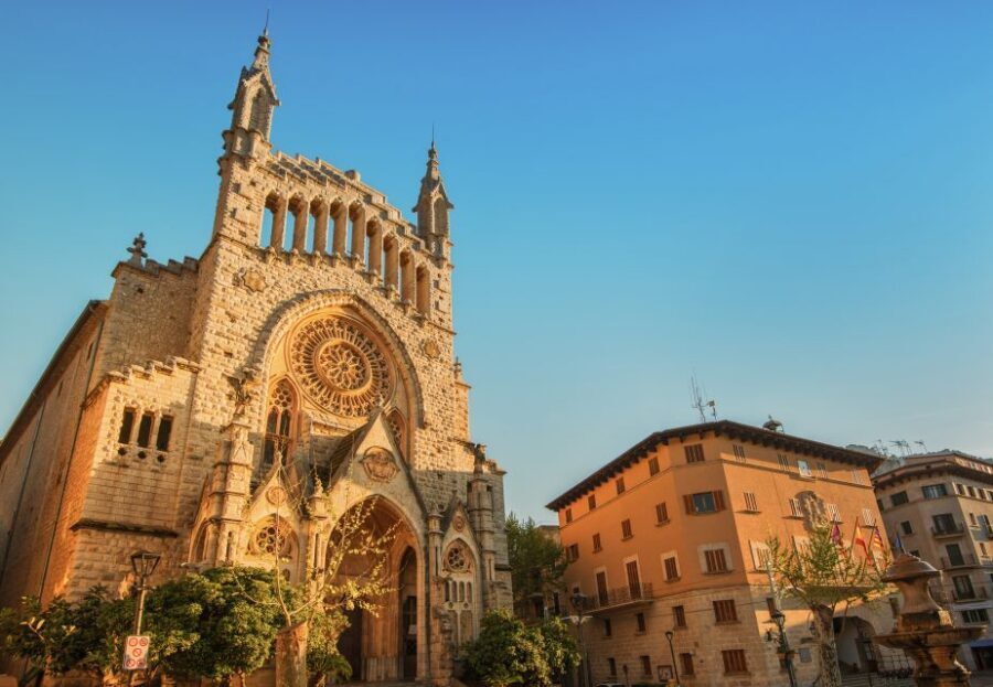 Mallorca: Island Trip by Train, Tramway, and Boat - Port de Sóller free time: beaches, fishing boats, and eating