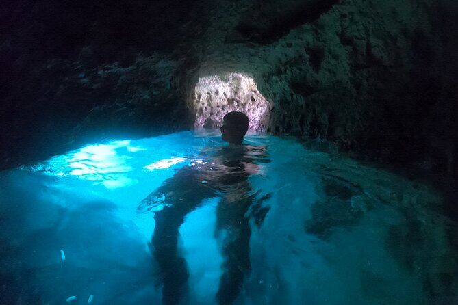 Mallorca: Kayaking, Sea Cave, Cliff Jumping & Snorkel Tour - Alcúdia treasure-hunt briefing and group momentum