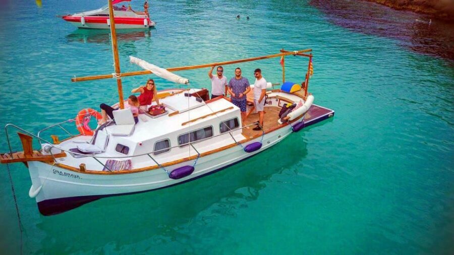 Mallorca: Llaüt Excursion around Palma with food and drinks - Bellver Castle and Palma Cathedral Views From the Sea