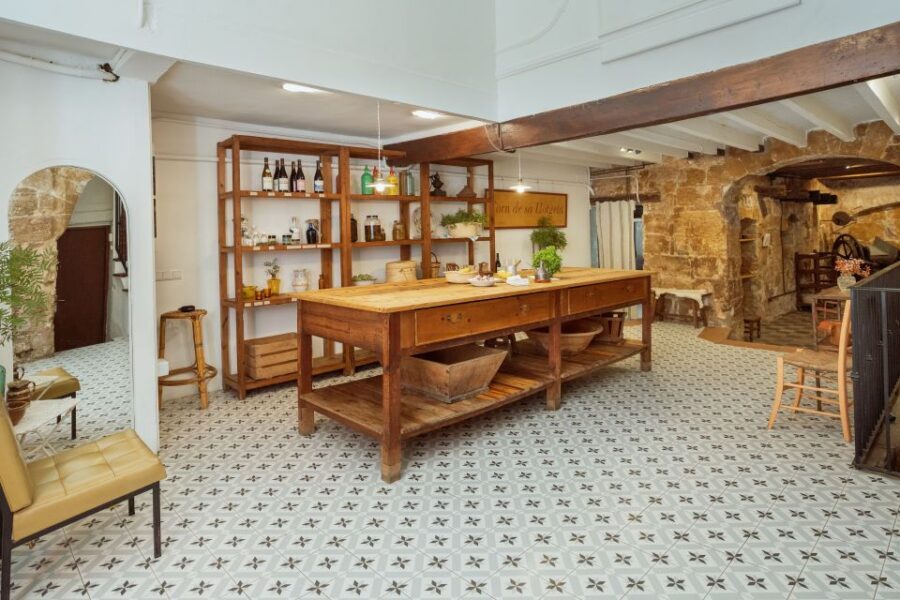 Mallorca: Market Visit and Traditional Cooking Workshop - Forn de sa Llotgeta and Deborah: historic bread, modern teaching