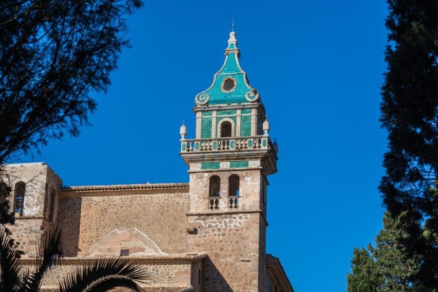 Mallorca: Valdemossa and Port of Soller Coca of Potato - The Coach Guide: Multilingual Storytelling While You’re Riding