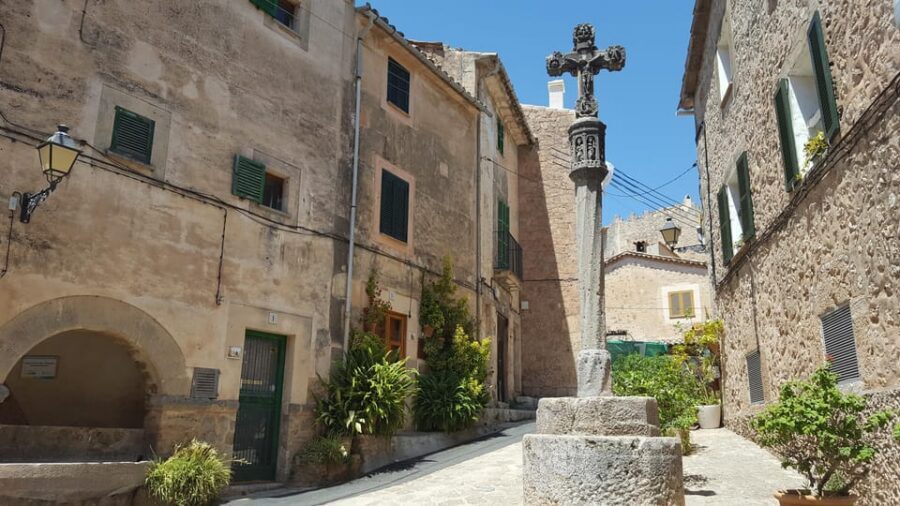 Mallorca: West Coast & Orange Valley Minbustour GERMAN GUIDE - Valldemossa: sweet ensaimada, mountain village magic, and choice of sights