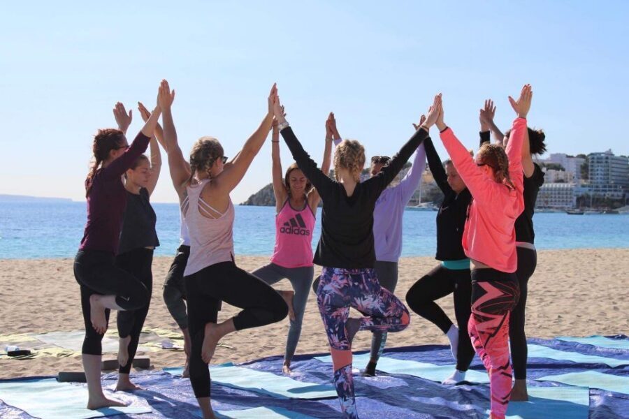 Mallorca: Yoga and Brunch on Palmanova Beach - The 90 minutes of Hatha-Vinyasa yoga: what you’ll actually do