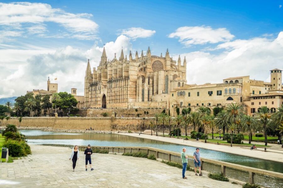 Palma: Cathedral of Mallorca Skip-the-Line Entry Ticket - La Seu Interior: Three Naves and the Trinidad Chapel