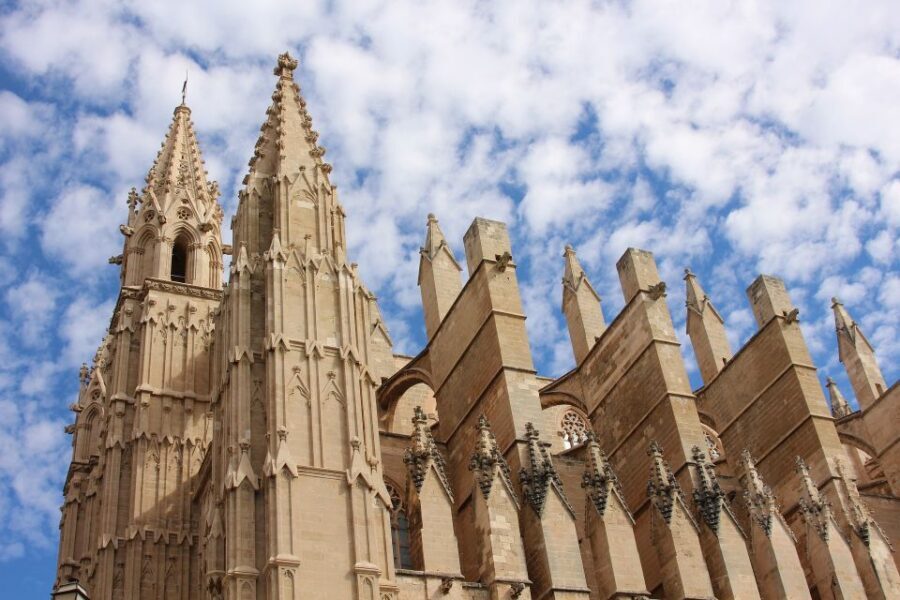Palma: City, Cathedral and Valldemossa with pick up service - The Palma walking route: fast orientation through the city center