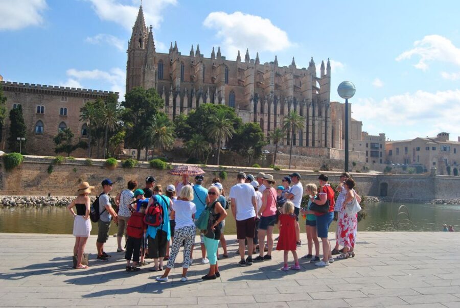 Palma de Mallorca: City Walking Tour with The Cathedral - Getting Oriented at Parc de la Mar (Where the Walk Starts)