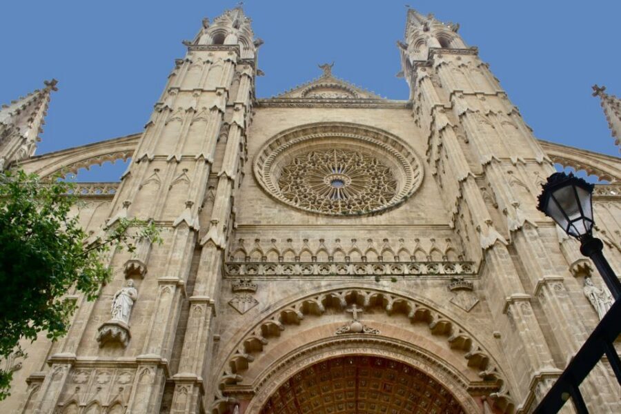 Palma de Mallorca: City Walking Tour with The Cathedral - S’Hort del Rei Gardens: A Small Pause With Medieval Context