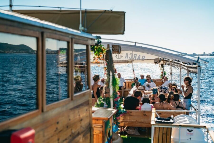 Palma de Mallorca: Daytime Boat Party with Live DJ - The lunch and included drink deal: what “$45” really buys