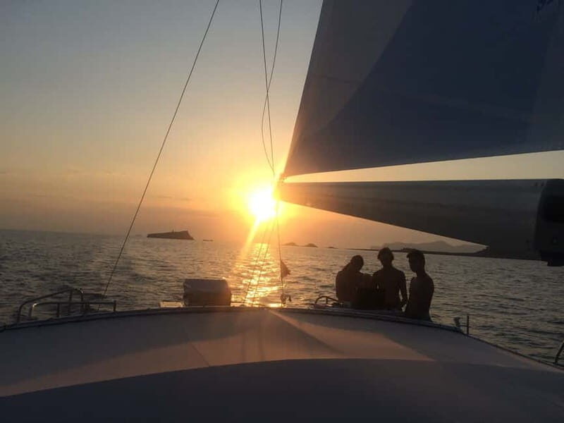 Palma de Mallorca: Deluxe Catamaran Sailing Tour with Meal - Sunset sailing back to Palma: tapas, canapés, and old-town views