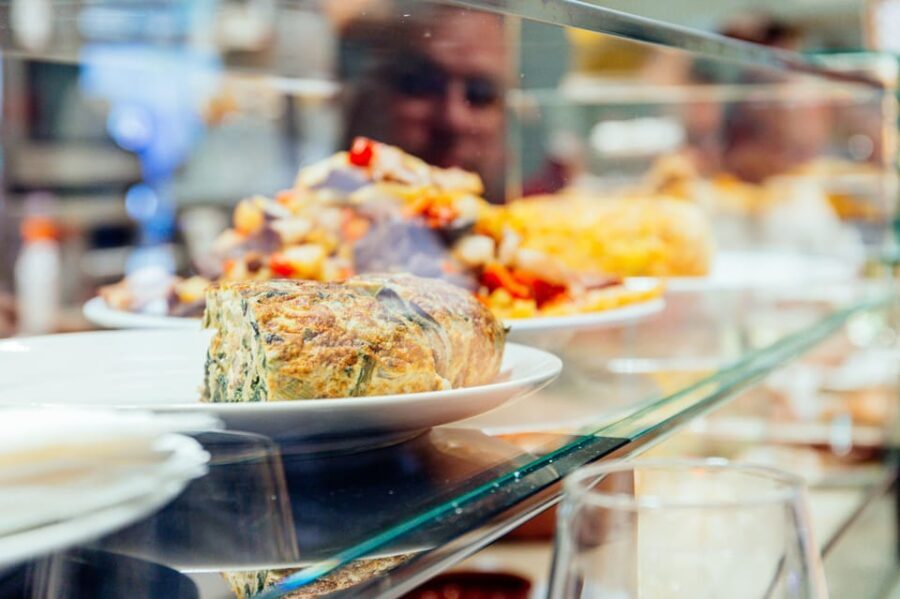 Palma de Mallorca: Foodie Walking Tour of the Old Town - The guide experience: Juan’s route choices and Melanie’s humor