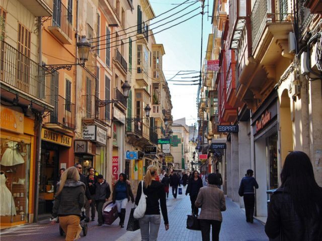 Palma de Mallorca: Guided Tour of the Old Town - Jewish Quarter, Episcopal Palace, and the City Wall: Layers You Can Feel