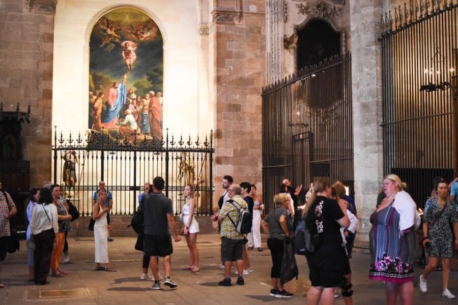 Palma de Mallorca: Old Town and Cathedral Tour - Inside Palma Cathedral: chapels, stained glass, and spires