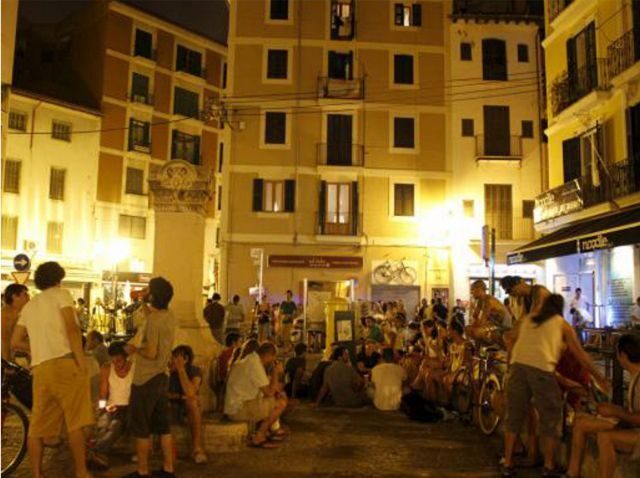 Palma de Mallorca: Old Town Atmospheric Evening Tour - Plaza del Mercat: the market area that turns into evening life