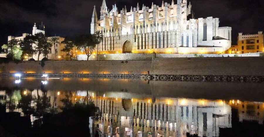 Palma de Mallorca: Old Town Atmospheric Evening Tour - The tapas finale: how the optional bar visit really works