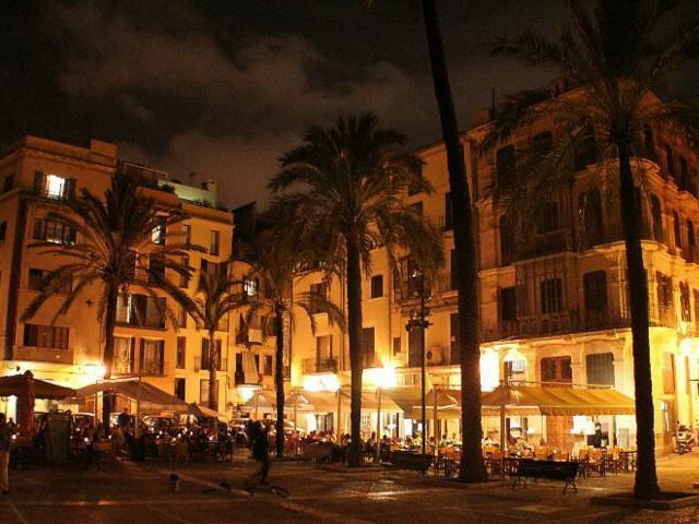 Palma de Mallorca: Old Town Atmospheric Evening Tour - Guides make or break a night tour: Yvonne and Maja’s impact