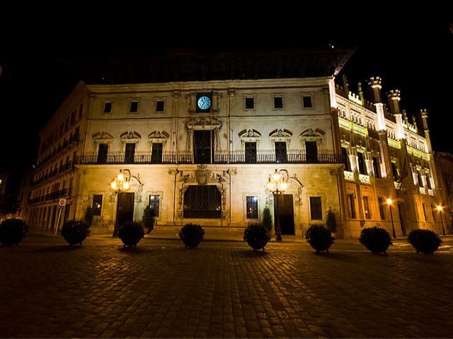 Palma de Mallorca: Old Town Atmospheric Evening Tour - Meeting at Lennox The Pub: easy start, quick orientation