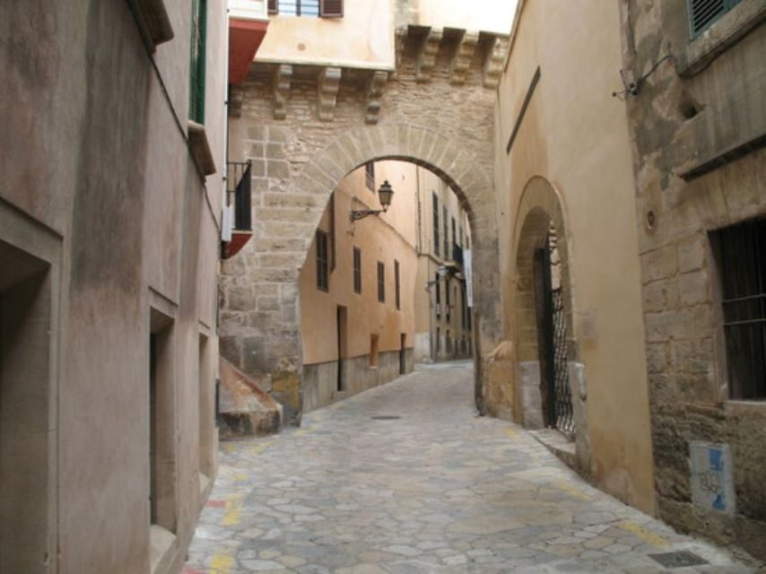 Palma de Mallorca: Old Town Guided Tour & Cathedral Visit - Hotel pickup and the bus documentary: the day starts organized