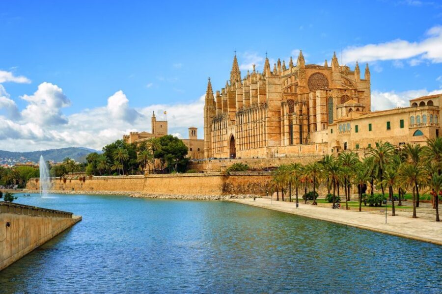 Palma de Mallorca: Self-Guided Audio Tour - Edifici Casasayas: A Landmark Stop You Can Actually Use