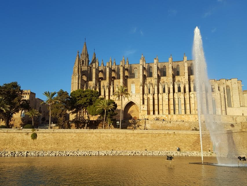 PALMA DE MALLORCA & SOLLER MIT BAHN & STADTFÜHRUNG ab Palma - The Red Lightning tram to Port de Sóller: old-school charm with a sea payoff