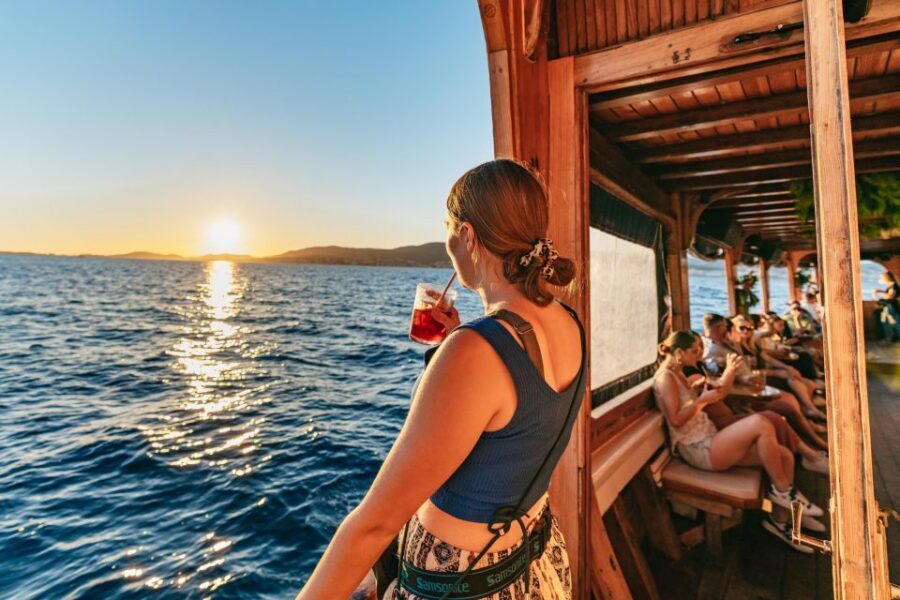 Palma de Mallorca: Sunset Boat Tour - Food, Water, WiFi, and the Sports TV Factor