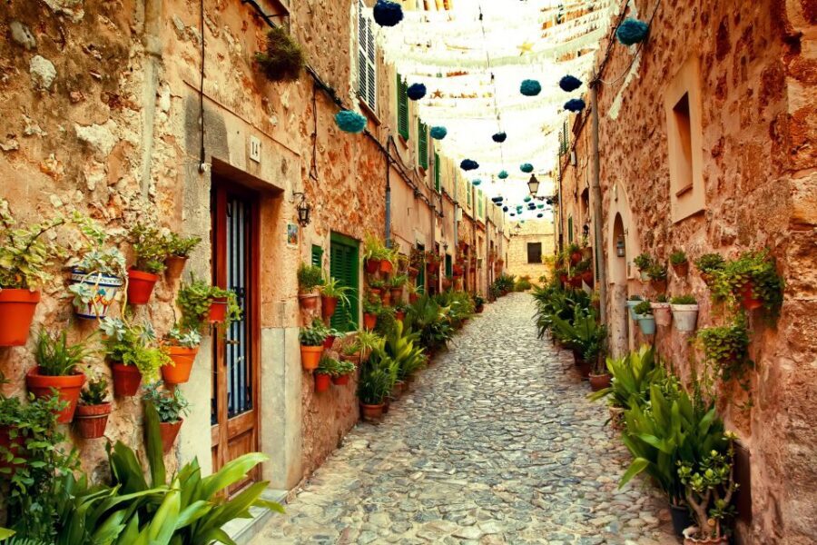 Palma: Tramuntana Full-Day Tour with Sóller Train and Lunch - Entering the Palma day: the Tren de Sóller station meet-up