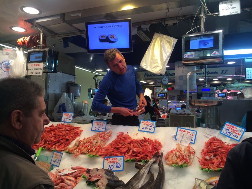 Palma: Walking Tour with Mediterranean Delicacies - The old city maze, Paseo del Borne, and upper-city power