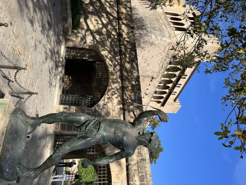 Palmas sightseeing highlights in a private and exclusive way - Gothic landmarks up close: the Cathedral and Almudaina Palace