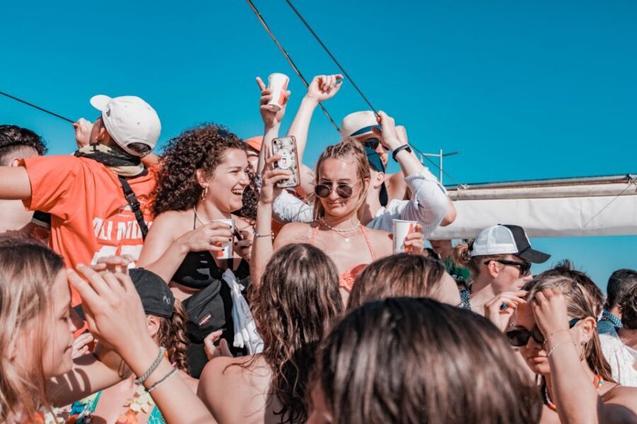 Playa de Palma: Boat Party with DJ, Buffet and Entertainment - From Playa de Palma to Palma Port: The Shuttle and Boarding Rhythm