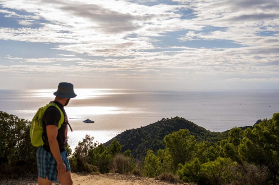 Port Andratx: Guided hiking tour into the sunset to Sant Elm - S’Arraco valley and Dragonera: the story stops that make the scenery stick