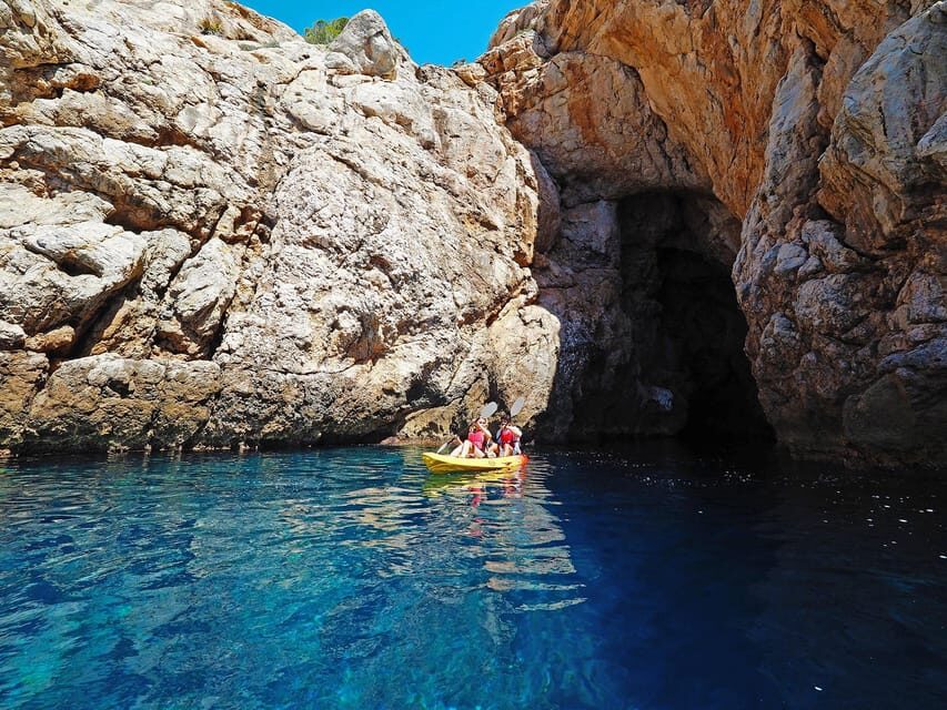 Sant Elm: Guided kayak tour to Cala en Tío with caves - Meet-up at Keida and the safety briefing that sets expectations