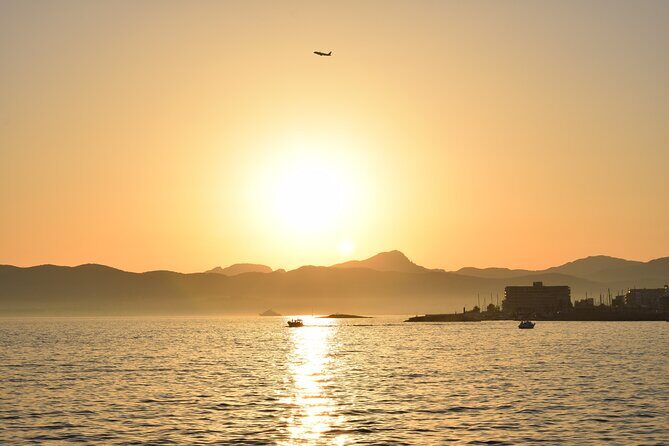 Sunset Tour Mallorca: Sunset boat trip with music & good atmosphere - After 15 minutes: Cathedral of Mallorca and Tramuntana come into view